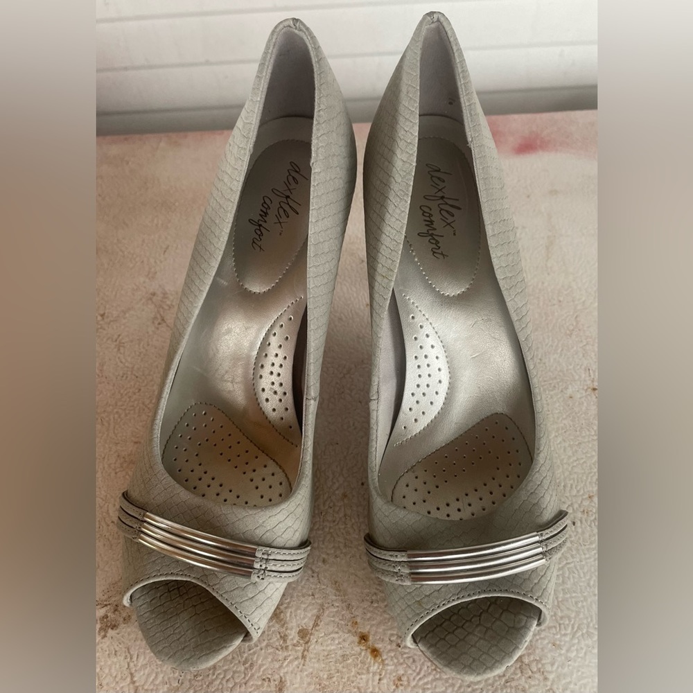 dexflex comfort gray open toe heels woman Sz-7.5